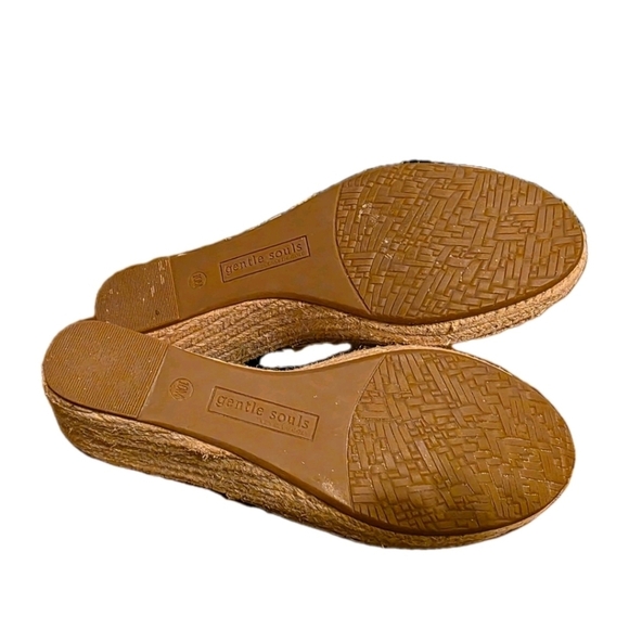 Gentle Souls by Kenneth Cole Signature Perforated Suede 3" Wedge Sandals Size 10 - Picture 6 of 6